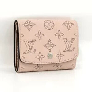 LOUIS VUITTON Portefeuille Iris Compact Bi fold Wallet Mahina Leather Magnolia